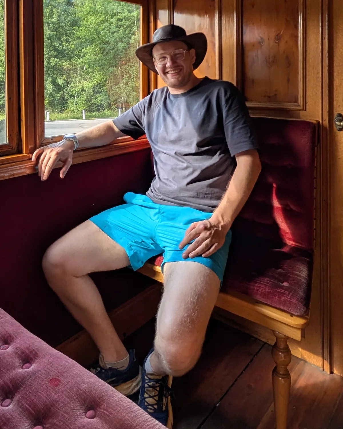 Philipp Wörgötter mit Hut, sitzend in einem historischen Eisenbahnwaggon