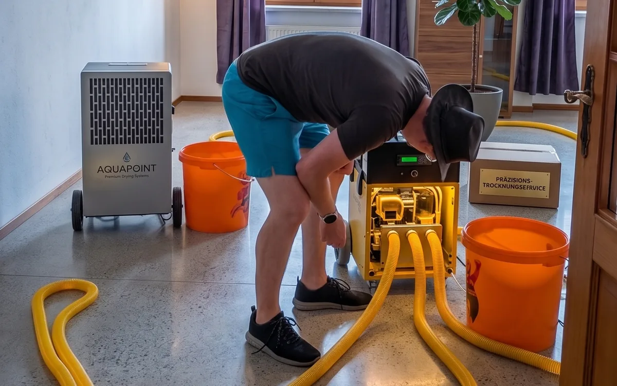 Philipp Wörgötter stellt bei einer Wasserschadensanierung ein Trocknungsgerät ein