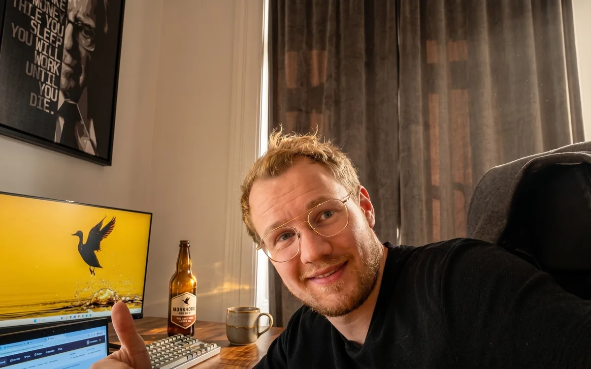Philipp Wörgötter am Schreibtisch vor zwei Bildschirmen